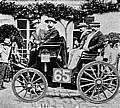 Erste Automobilwettfahrt, Paris-Rouen, 1894. Der Peugeot von Albert Lemaitre; auf dem linken Rücksitz Adolphe Clément. (Peugeot mit nach Daimler-Lizenz gefertigtem Motor, der als erster Wagen mit Verbrennungsmotor ins Ziel ging).